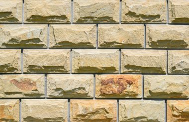 Çatlamış bir taştan bir duvar parçası.