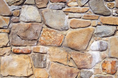 Çatlamış bir taştan bir duvar parçası.