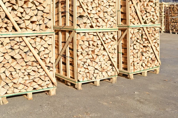 Bois de chauffage écaillé dans l'emballage sur palettes — Photo