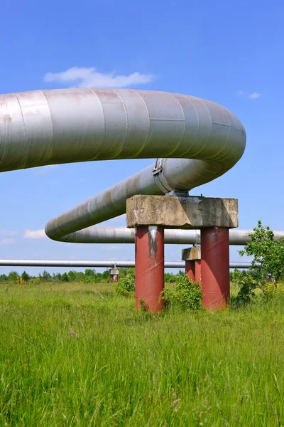 La tubería de alta presión en un paisaje de verano — Foto de Stock