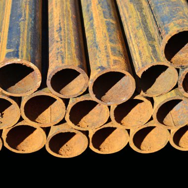 Endüstriyel bir manzara içinde çelik borular.