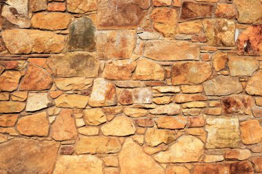 Çatlamış bir taştan bir duvar parçası.