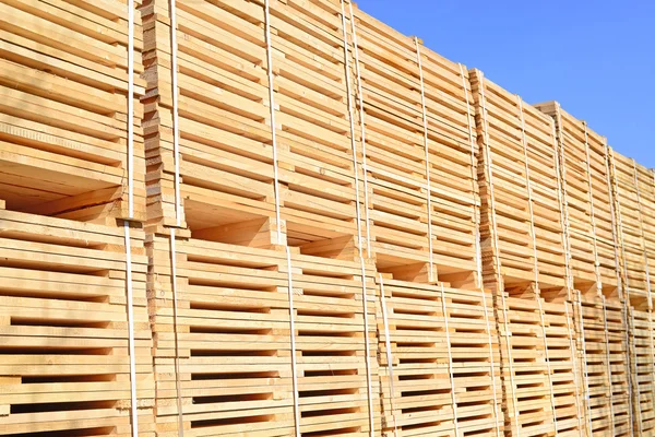 endüstriyel bir manzara içinde yığın bir kenar yönetim kurulu