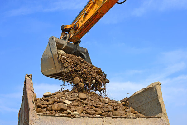 Extracting and loading gravel excavated in the mainstream of the river