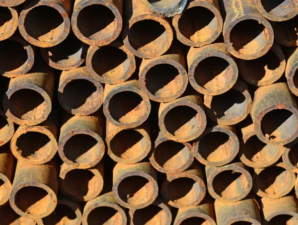 Tubos de aço em uma paisagem industrial . — Fotografia de Stock
