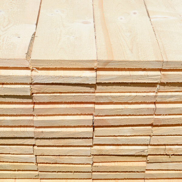 Краевая доска в стопках в промышленном ландшафте
