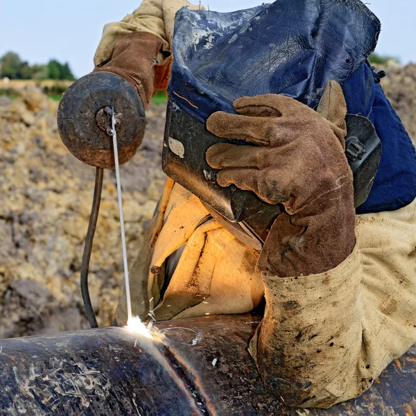 Soudeur sur les réparations de pipeline — Photo