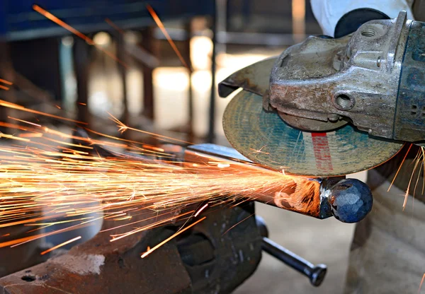 Décapage de produits métalliques roue abrasive — Photo