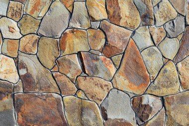 Çatlamış bir taştan bir duvar parçası.