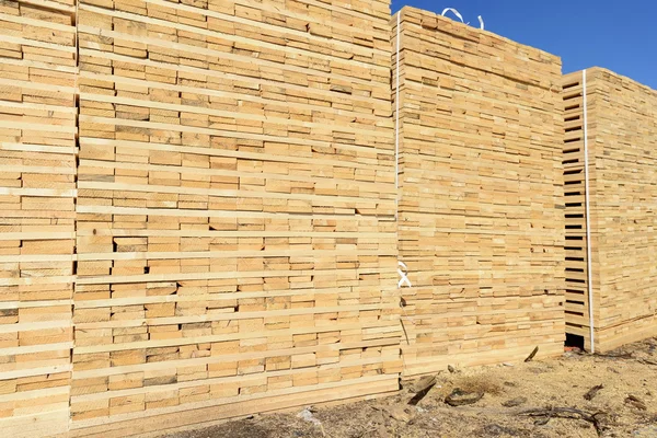 Una tavola di bordatura in pile in un paesaggio industriale — Foto Stock