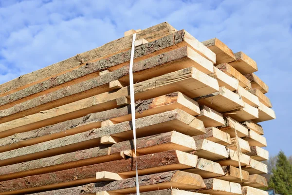 Bordo non bordato in pile in un paesaggio industriale — Foto Stock