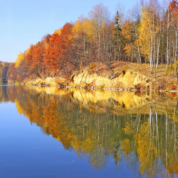 Herbst am Ufer des Sees in einer hellen Landschaft. — Stockfoto