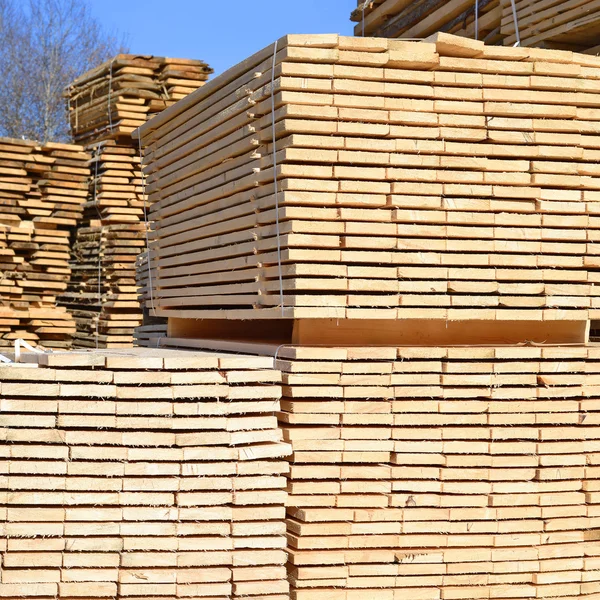 Una tabla de cantos en pilas en un paisaje industrial —  Fotos de Stock