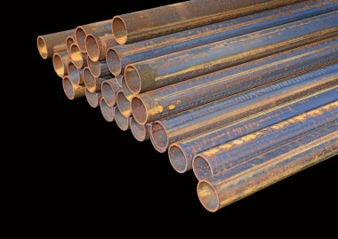 Endüstriyel bir manzara içinde çelik borular