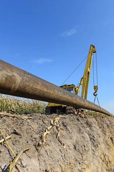 En el oleoducto reparaciones en un paisaje industrial — Foto de Stock