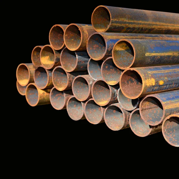 Tubos de aço em uma paisagem industrial — Fotografia de Stock