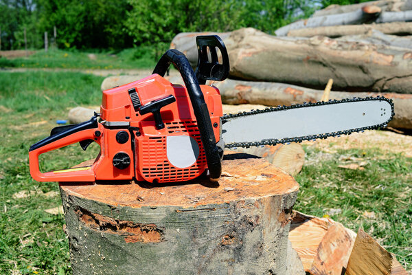 Цепная пила по подготовке дров
