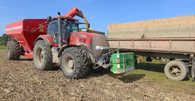 Hazne üzerinden Mısır traktör araca aşırı yükleme