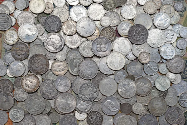 Antiche monete d'argento in una foto di sfondo — Foto Stock