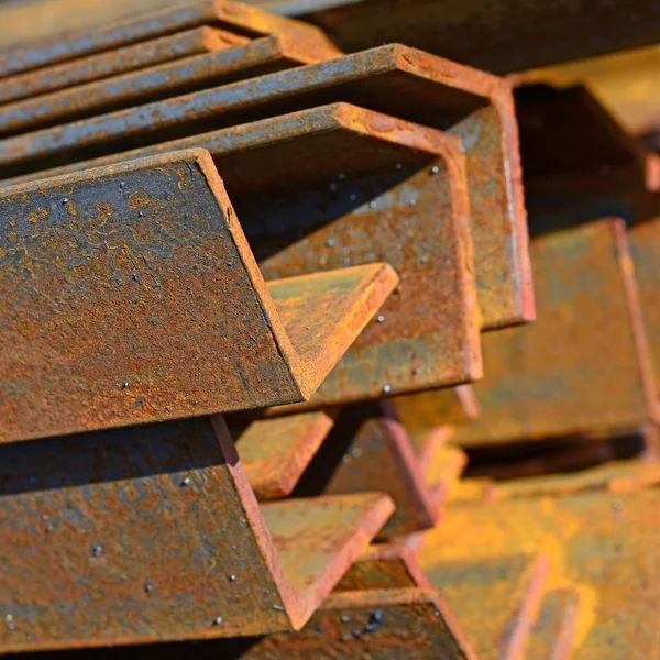 Vinkel stål i ett industriellt landskap — Stockfoto