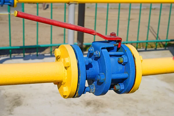 Válvula de bola en la sección de gasoducto . — Foto de Stock