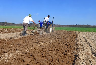 Mekanik çekiş üzerinde el ile pulluk tarafından bir bahar alan nadas