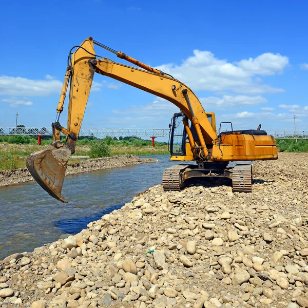 Op de bouw van een beschermende dam — Stockfoto