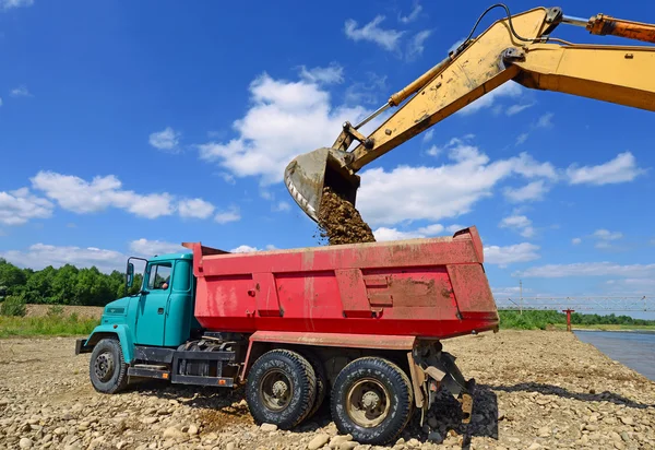 Excavadora carga coche grava . —  Fotos de Stock