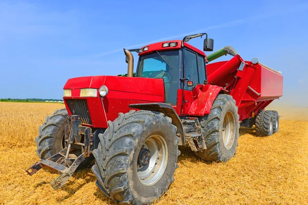 Трактор с баком для транспортировки зерна — стоковое фото
