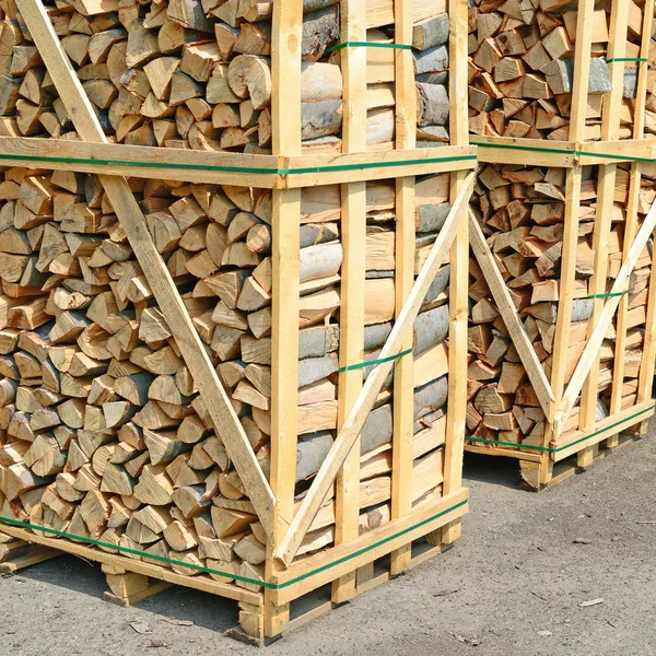 Tot spaanders wordt verwerkt brandhout in verpakking op pallets — Stockfoto