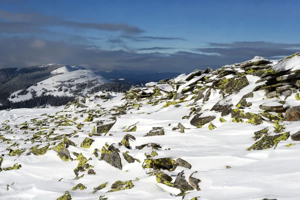 겨울 산의 풍경에 언덕에 — 스톡 사진