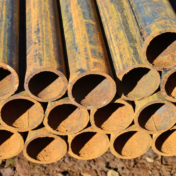 Tubos de aço em uma paisagem industrial — Fotografia de Stock