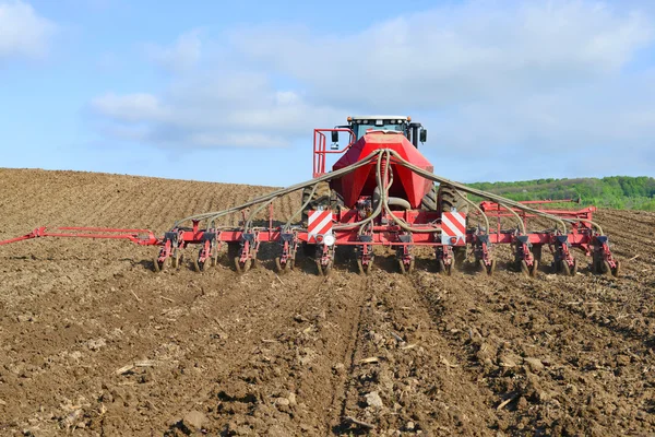 Plantation de maïs traîné planteur dans le champ — Photo