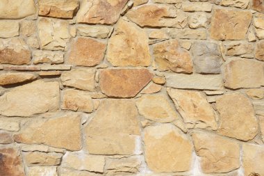 Çatlamış bir taştan bir duvar parçası.