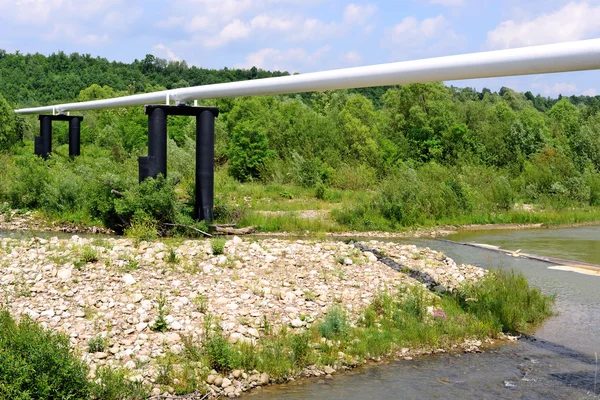 De pijpleiding van de hoge druk in een zomer-landschap — Stockfoto