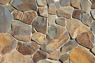 Çatlamış bir taştan bir duvar parçası.