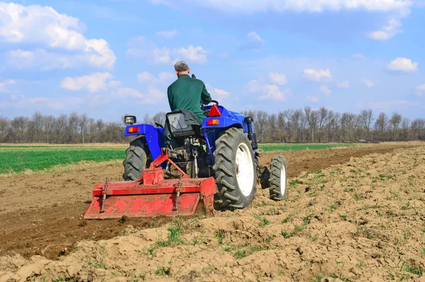 Agriculteur sur le champ poignées tracteur — Photo