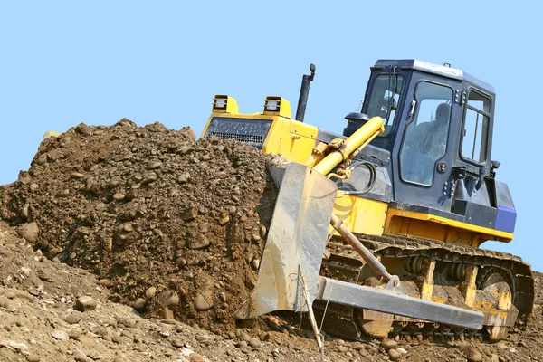 La excavadora en un sitio de construcción en un paisaje industrial . — Foto de Stock