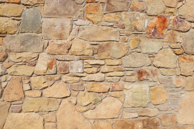 Çatlamış bir taştan bir duvar parçası.