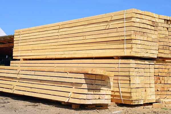 endüstriyel bir manzara içinde yığın bir kenar yönetim kurulu