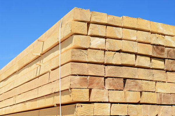 Краевая доска в стопках в промышленном ландшафте
