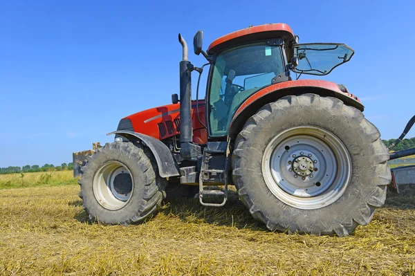 Wheeled tractor in the field — Stockfoto