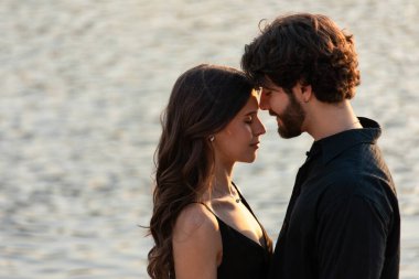 Çiftin hassas anı suyun kenarında duruyor.