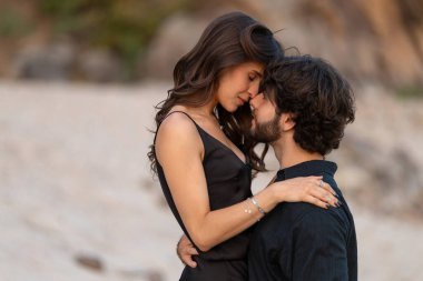 Samimi romantik çift kucaklaşıyorlar ve alınlarına dokunuyorlar.