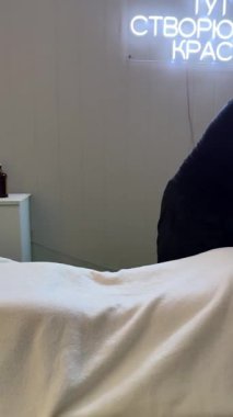 Samimi salondaki omuz ve boyun bölgesine odaklı profesyonel masaj seansı