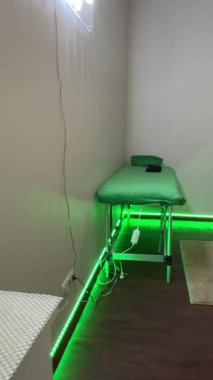 Masaj terapisti sıcak ışıklandırılmış spa odasında vücut masajı yapıyor. Sıcak ve rahatlatıcı atmosferi var.