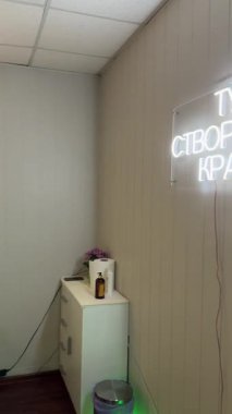 Masaj terapisti, spa odasında sıcak tonlu yeşil saç filesi olan müşteriye sırt masajı yapıyor.