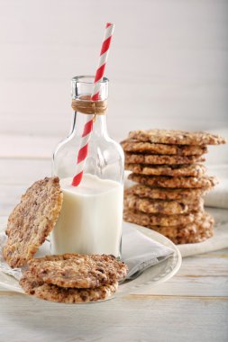 Ev yapımı kurabiye bisküvi koyu çikolata ile