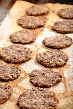 Ev yapımı kurabiye bisküvi koyu çikolata ile