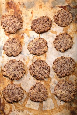 Ev yapımı kurabiye bisküvi koyu çikolata ile